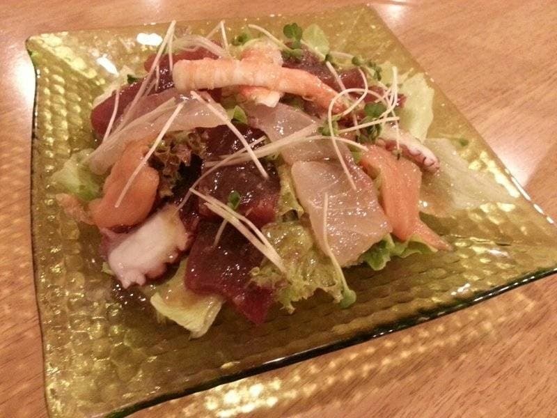 エビやタコ、刺身と野菜を盛り合わせた海鮮サラダ