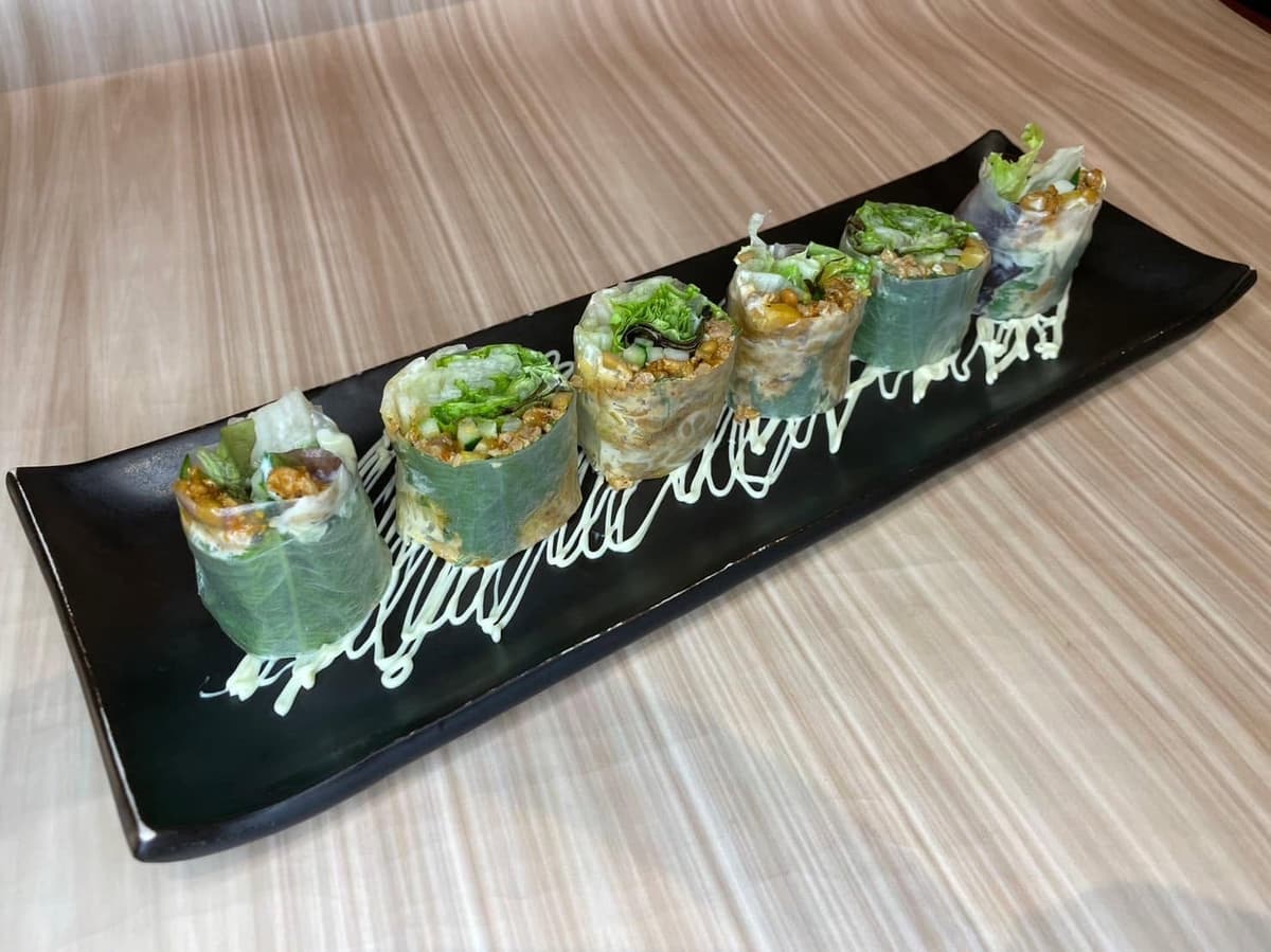 野菜と具材をライスペーパーで包んだ生春巻き