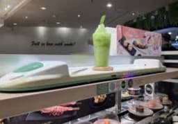 新幹線レーンが駆け巡るスマートな「寿司プラス」の店内