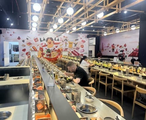 LaLa Shabu Century Onnutの広々とした店内