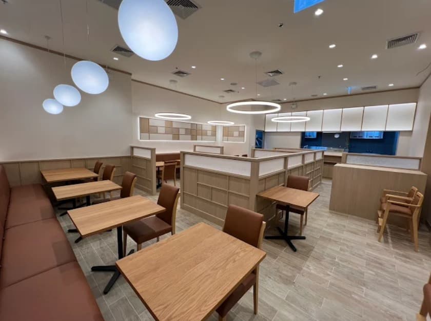 店内:明るく落ち着いた照明のとんかつ こせきのテーブル席
