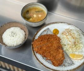 料理：ご飯と味噌汁がついたTonkatsu Sho @Sukhumvit26のとんかつ