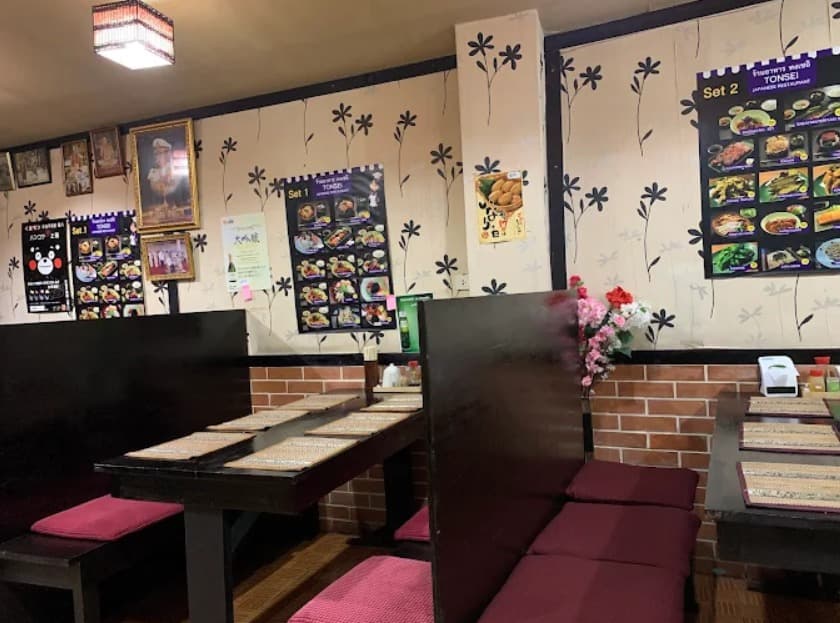 店内：肩肘張らずに過ごせるとん清 日本食レストランのテーブル席