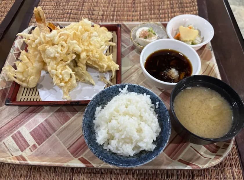 料理：ご飯と味噌汁のついたとん清 日本食レストランの天ぷら