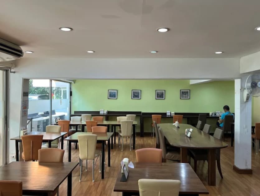店内：シンプルでくつろげるまんが喫茶 & レストラン Órange Houseのテーブル席