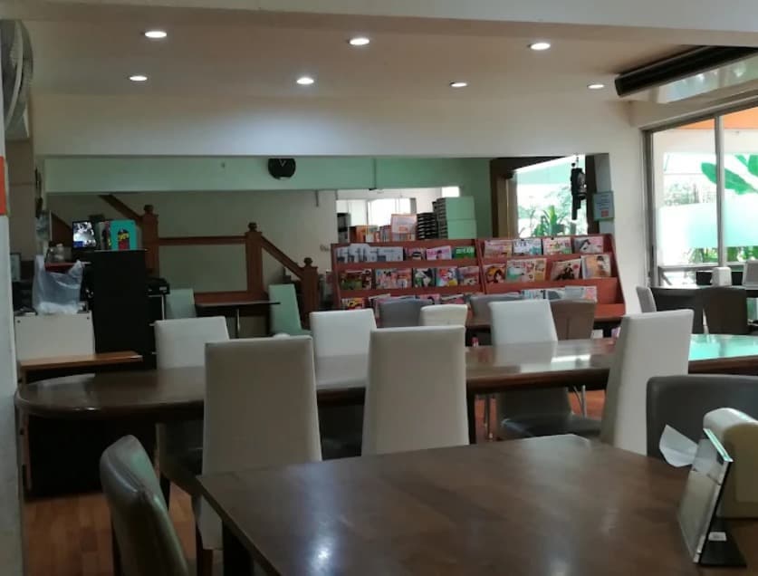 店内：読書を楽しめるまんが喫茶 & レストラン Órange Houseの店内