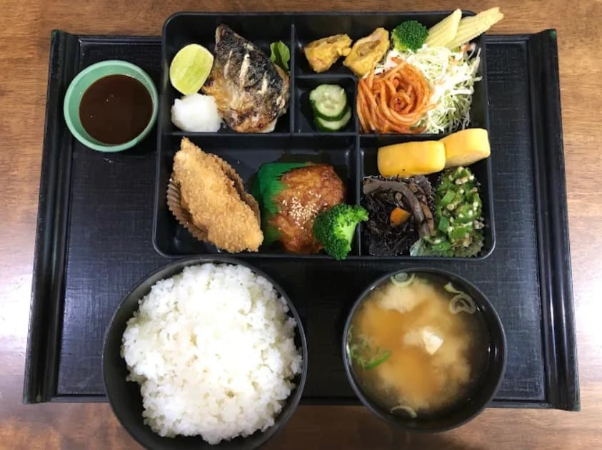 料理：おかずの種類が豊富なまんが喫茶 & レストラン Órange Houseの弁当
