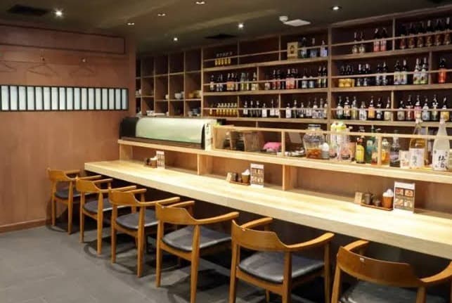 こだわりの日本酒と料理を楽しめる「ばんや」のカウンター席