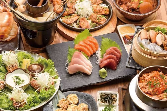 鮮度抜群の刺身盛り合わせや多彩な一品料理が並ぶ「ばんや」の豪華な和食メニュー