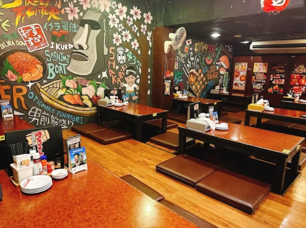 壁一面のポップなアートと活気に満ちた「しゃかりき432"」の広々とした店内