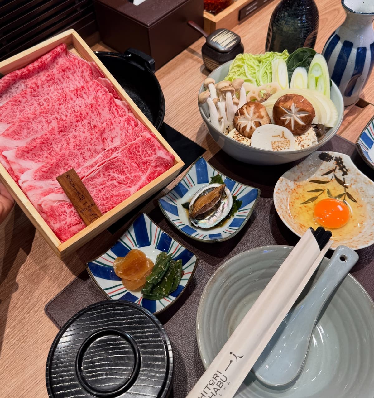 HITORI SHABUのA5和牛しゃぶしゃぶセットと野菜盛り合わせ