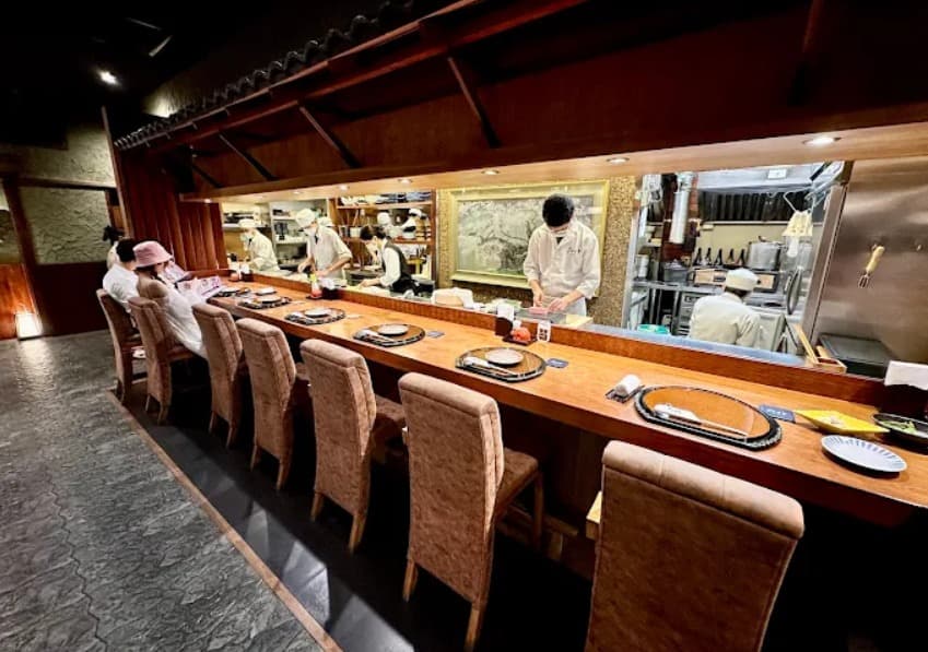 店内：料理人の丁寧な仕事が間近に見られるゐざきのカウンター席
