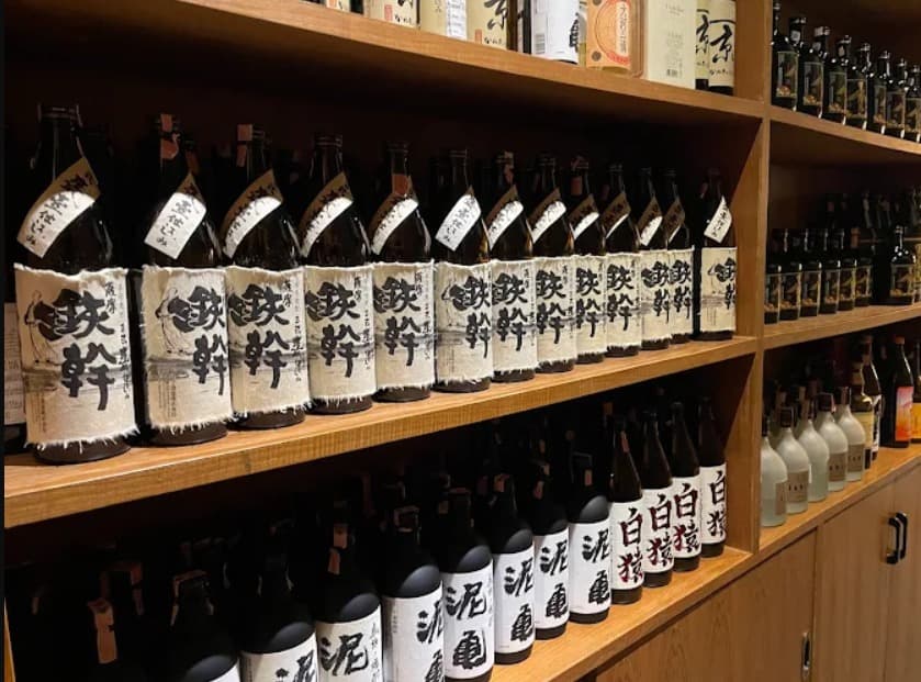 店内：日本酒を豊富に揃えたゐざきの店内
