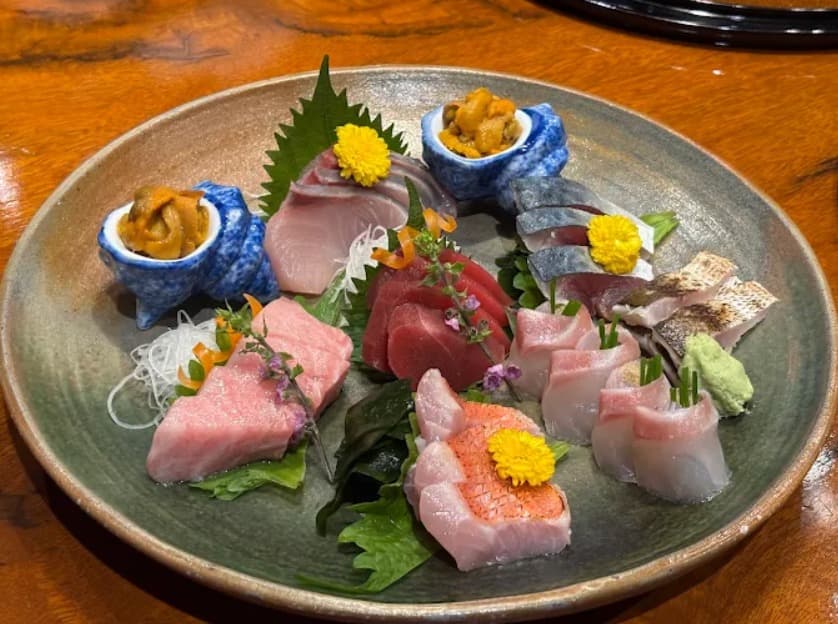 料理：その時期ならではの旬の魚介を仕入れたゐざきの刺身