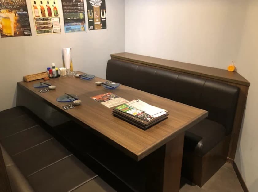 店内：落ち着いて食事ができる隠れ家 雫のテーブル席