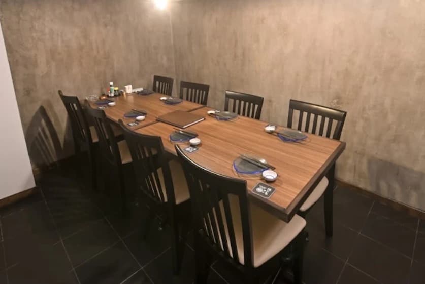 店内：接待や会食にも使える隠れ家 雫のテーブル席