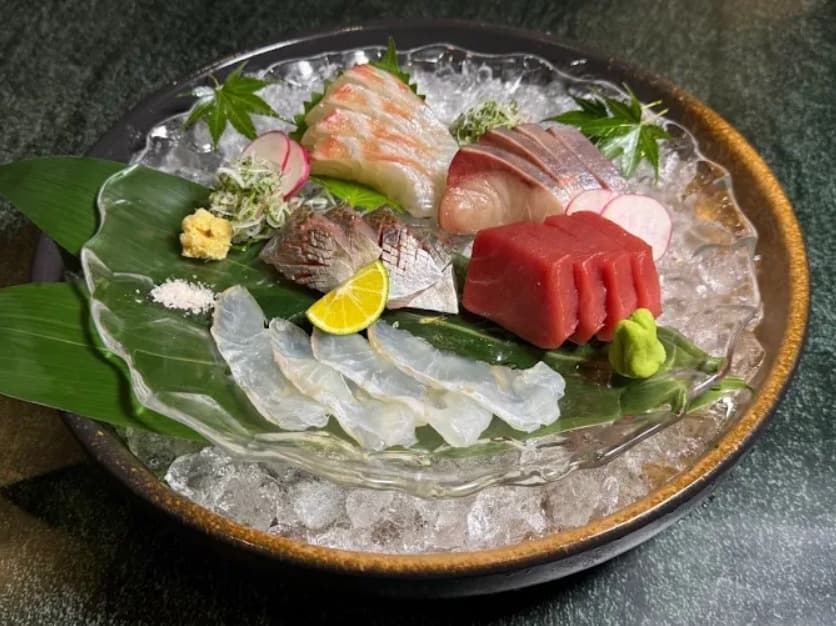 料理：日本から厳選して仕入れた隠れ家 雫の刺身盛り