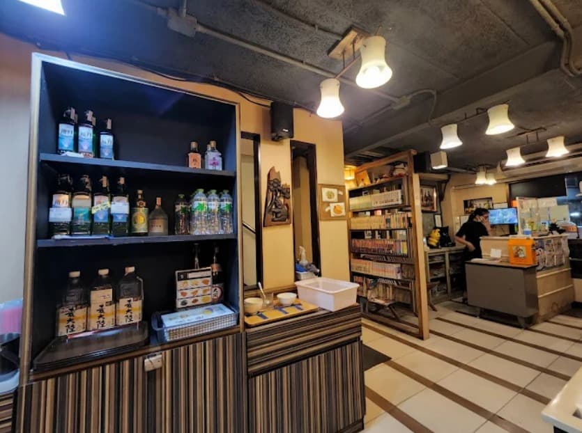 店内：温かみのあるレトロな担々麺の店内