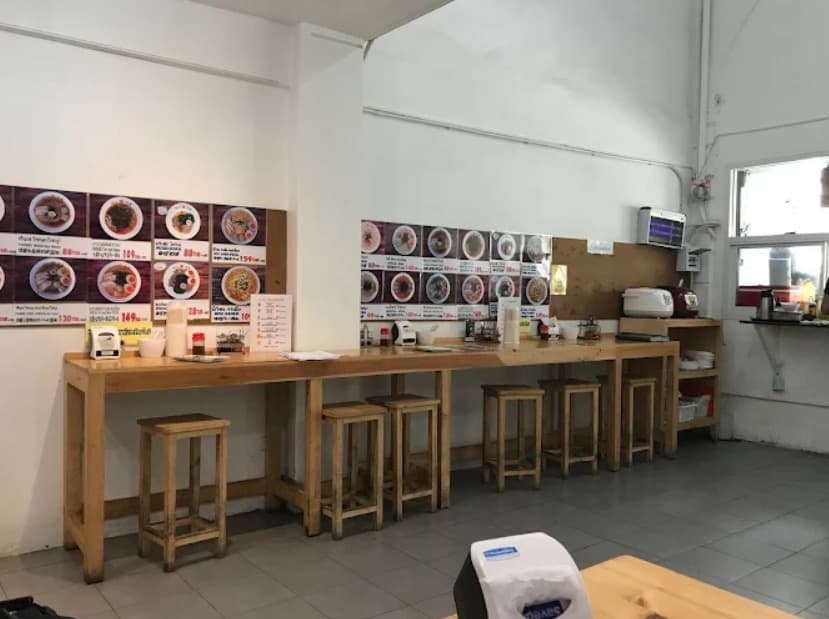 店内:一人でラーメンを楽しめるNanase Ramen Phrom Phong 七星ラーメン プロンポン店のカウンター席