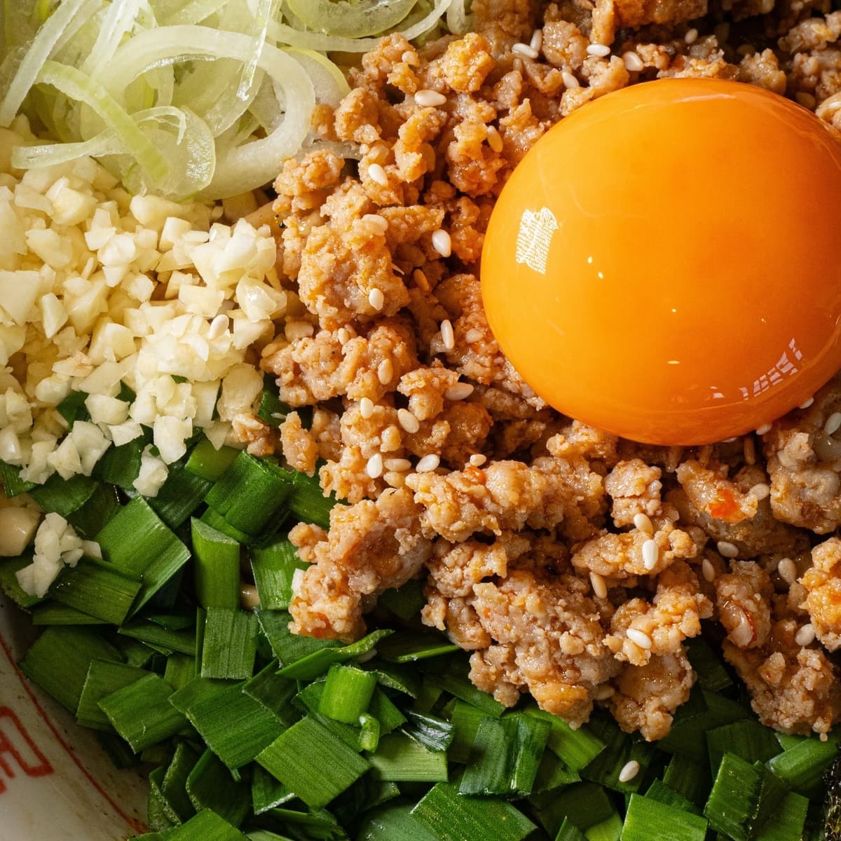 台湾まぜそば（卵黄・ひき肉・ニラ・ねぎ・にんにく入り）のアップ