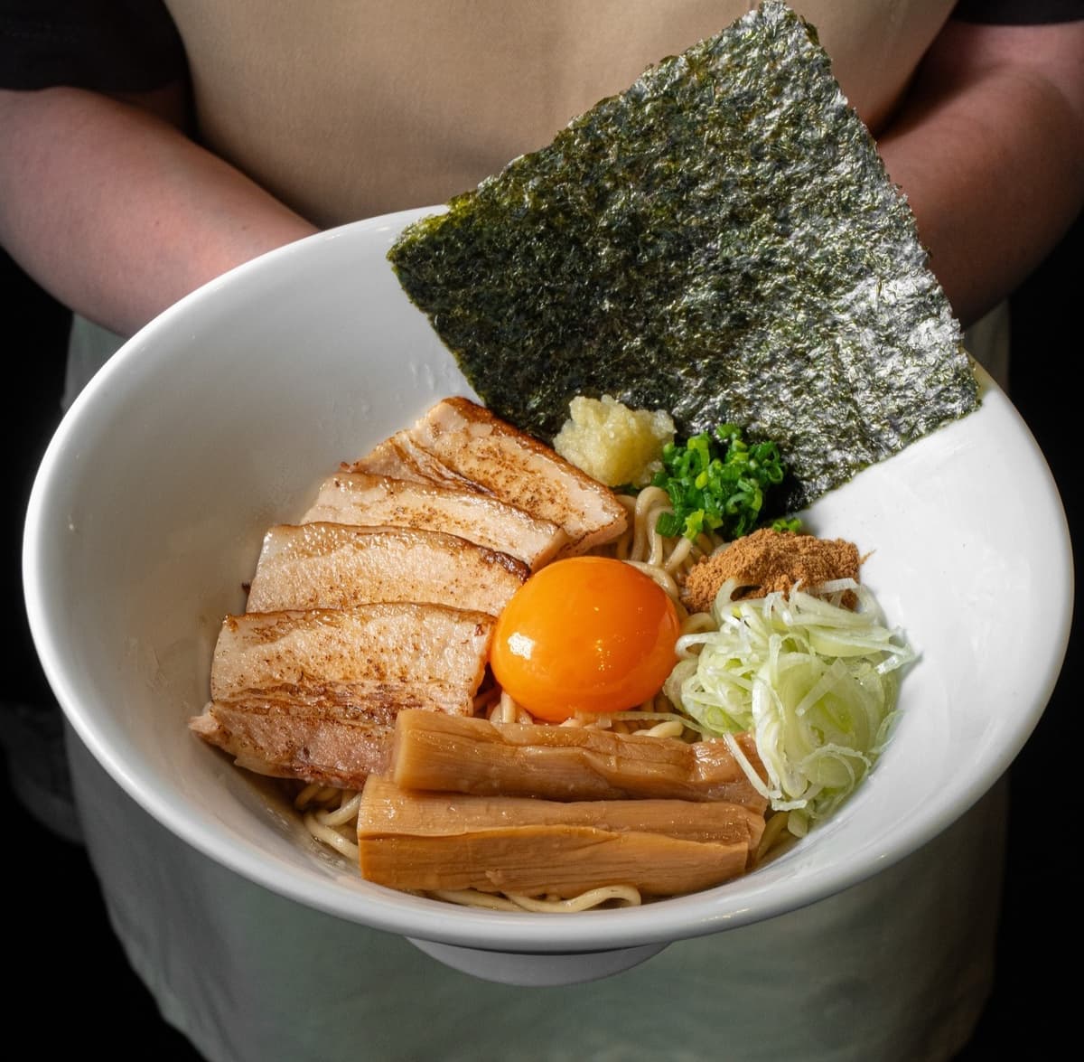 油そば（チャーシュー・卵黄・メンマ・海苔トッピング）