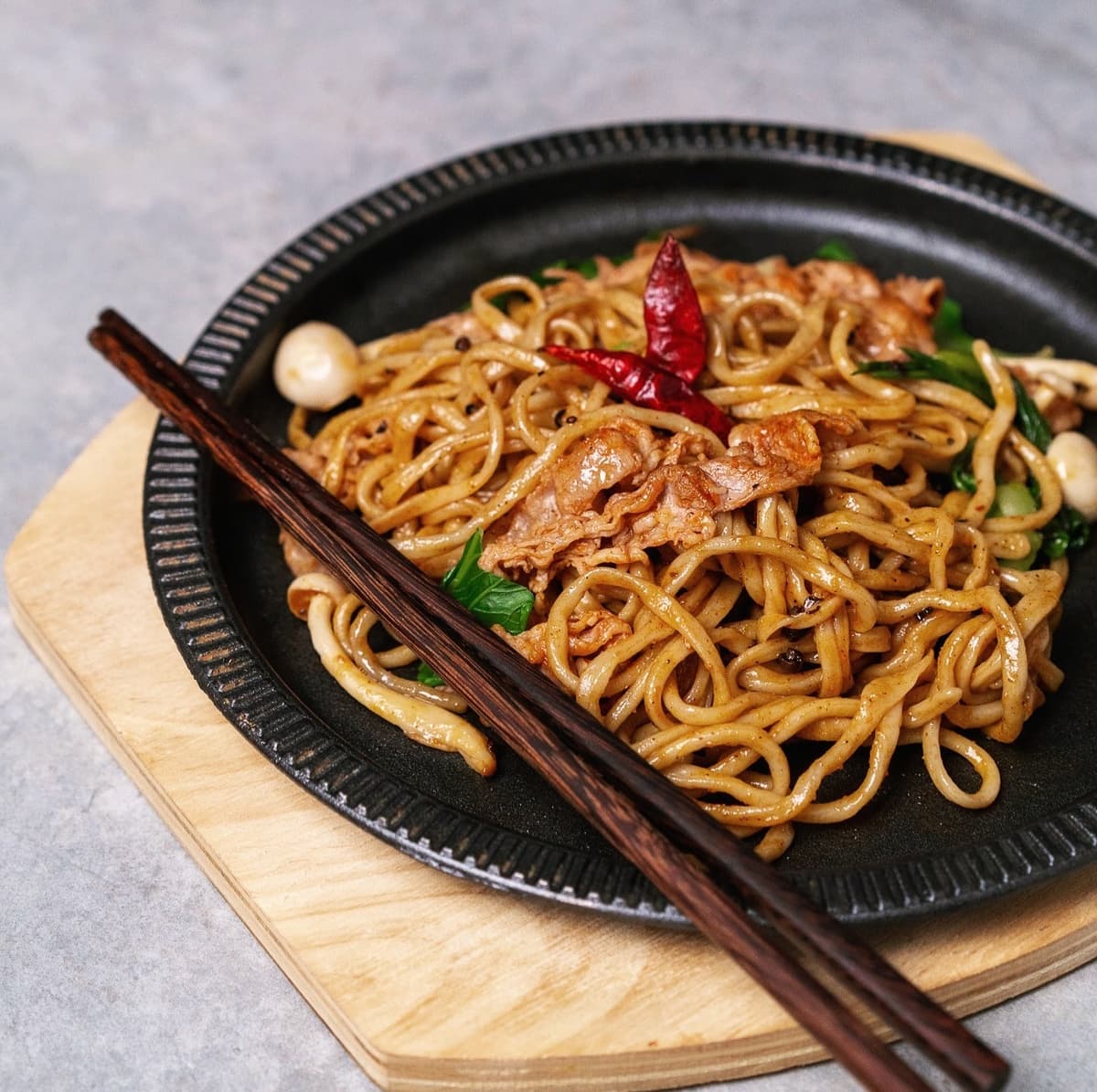 Lust Ramenの豚肉入り焼きそば