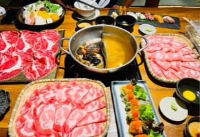 豪華な霜降り牛のしゃぶしゃぶや寿司など、大満足の「彁 SOUSAKU」のコース料理
