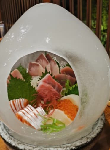 氷のドームが目を引く、鮮度抜群の「彁 SOUSAKU」のお刺身盛り合わせ