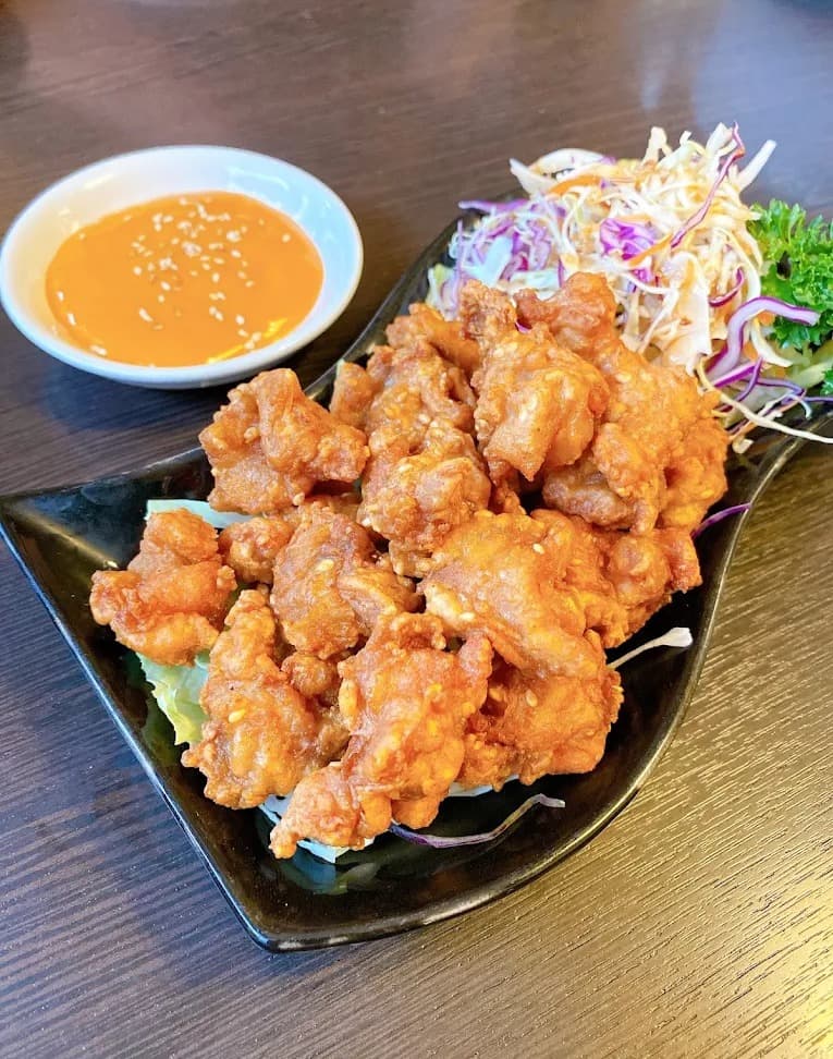 TAKAKIの唐揚げ。サラダと特製ソースが添えられた人気メニュー