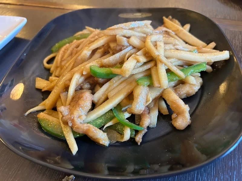 TAKAKIの豚肉とじゃがいもの細切り炒め