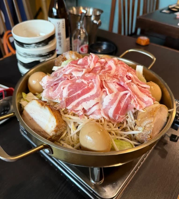 TAKAKIの二郎系鍋。豚肉ともやしをたっぷり盛り付けたボリューム満点の一品