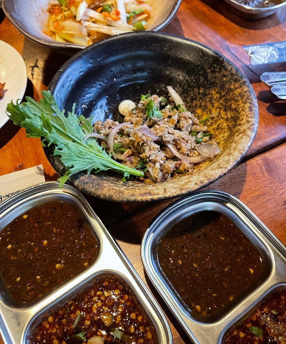 Era-izaan Kaya Thonglorのラープとイサーン料理