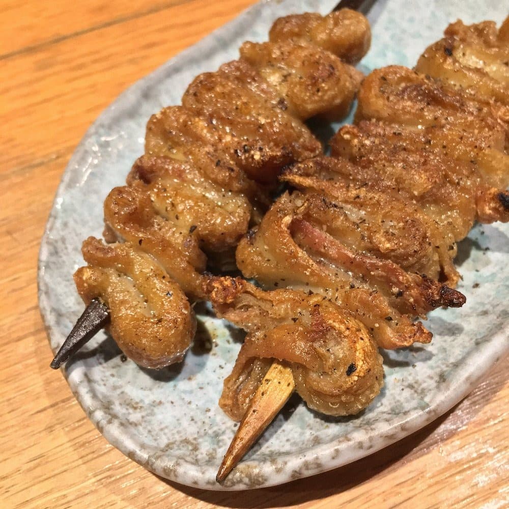 Aburi ISHIDAの鶏皮串焼きの写真