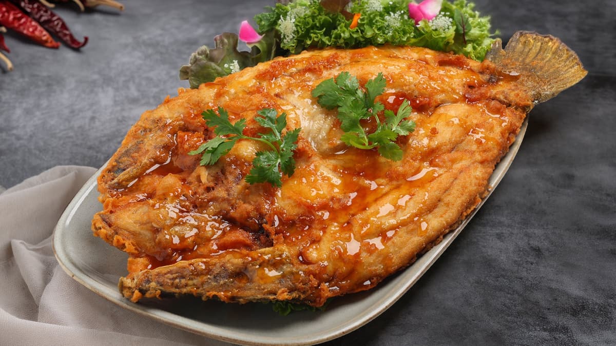 外側をカリッと黄金色に揚げた大きな魚の丸揚げ料理。