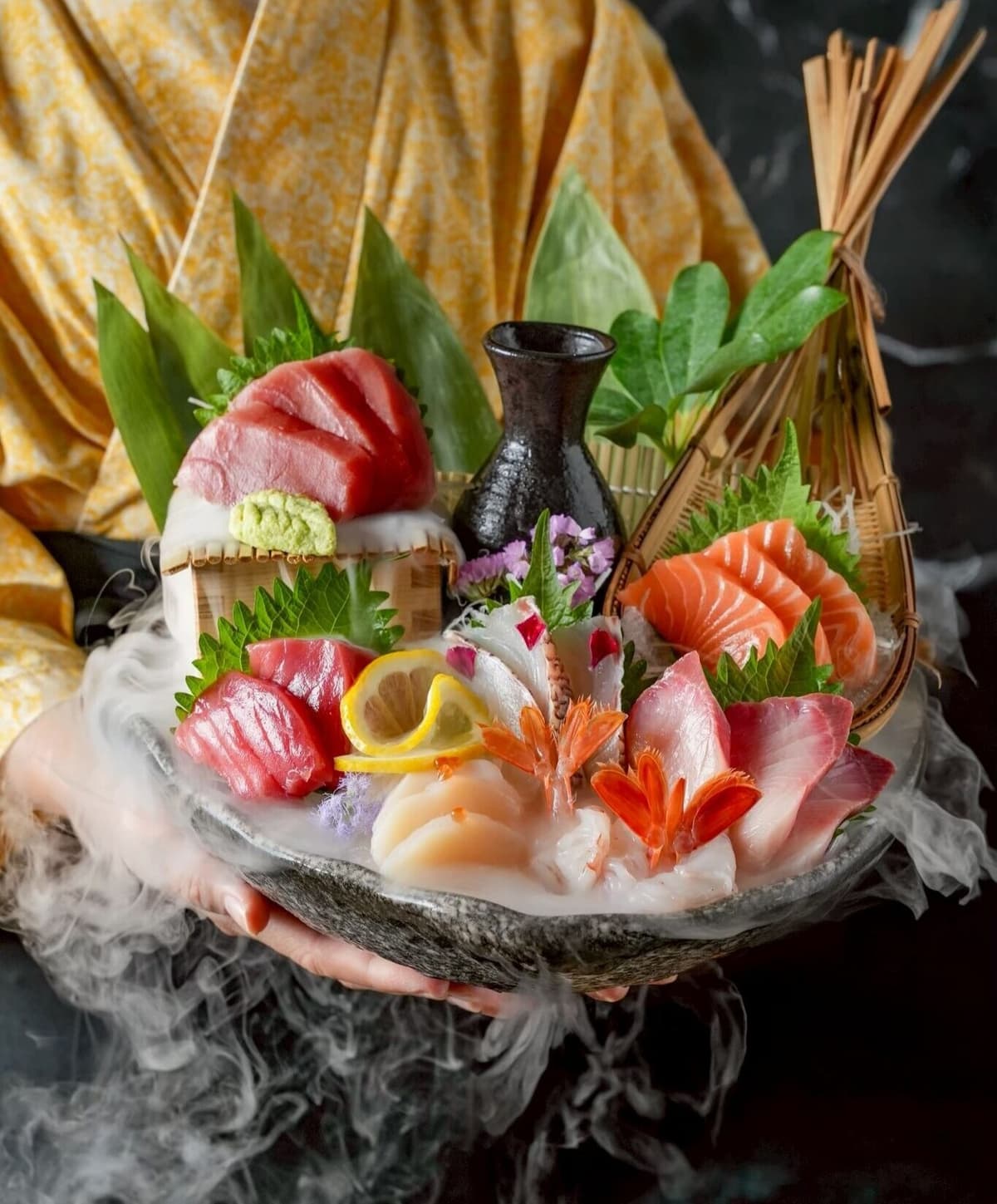 飛翔（Hishou）の新鮮な刺身盛り合わせと日本酒