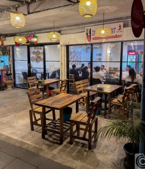 ZAPVER ONNUT Isaan foodのテラス席