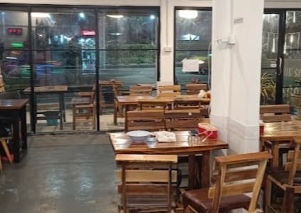 ZAPVER ONNUT Isaan foodの店内席