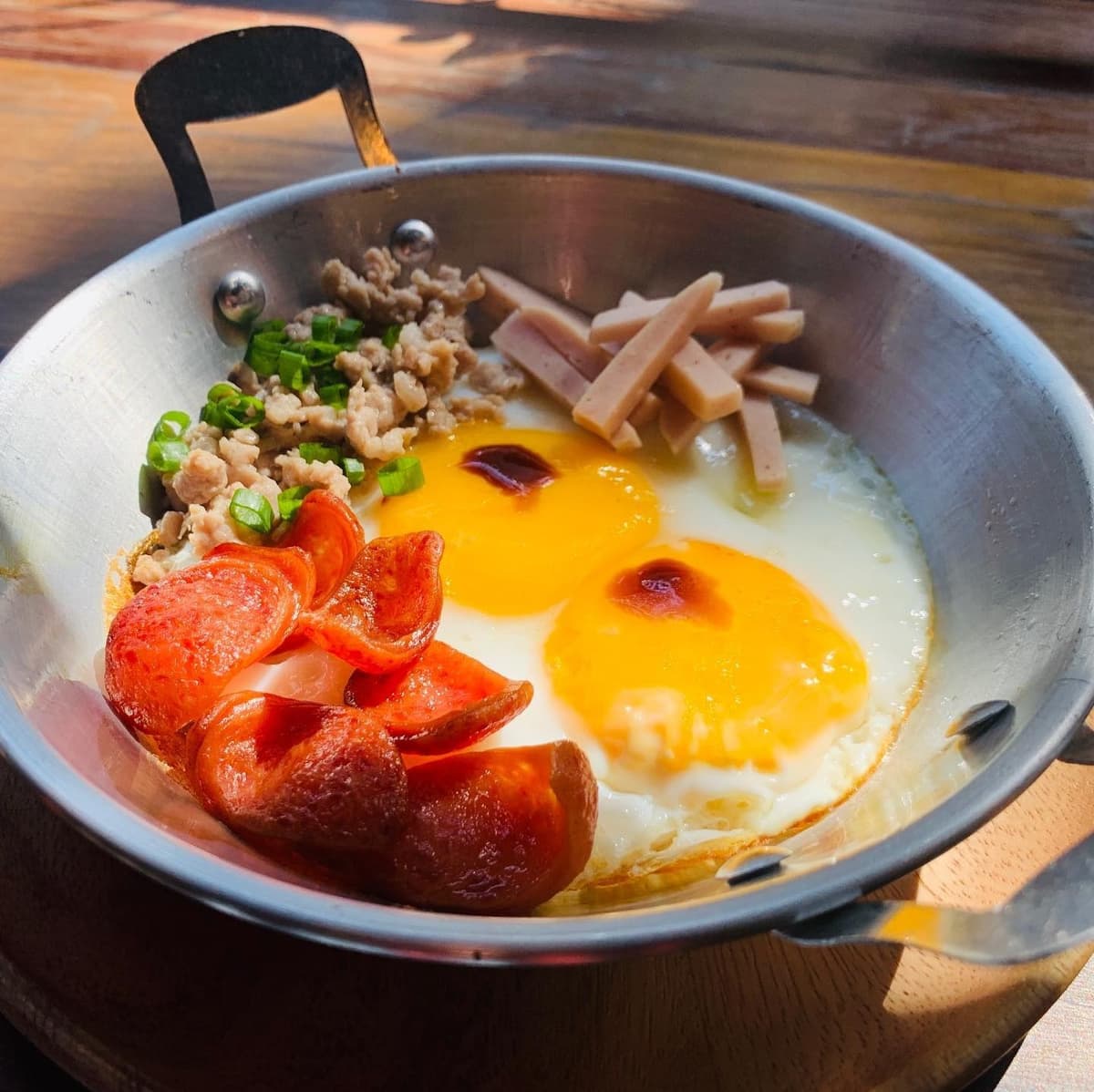 Tt Caféの目玉焼きとソーセージの朝食プレート