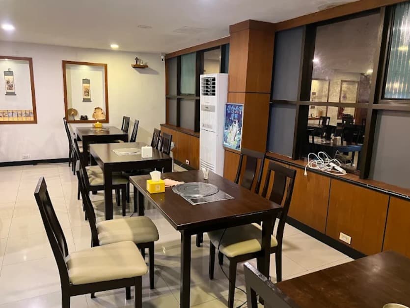 店内：韓国の食堂を思わせるマンチャンのテーブル席