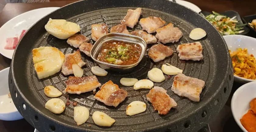 料理：ジューシーに焼き上げられるマンチャンのサムギョプサル