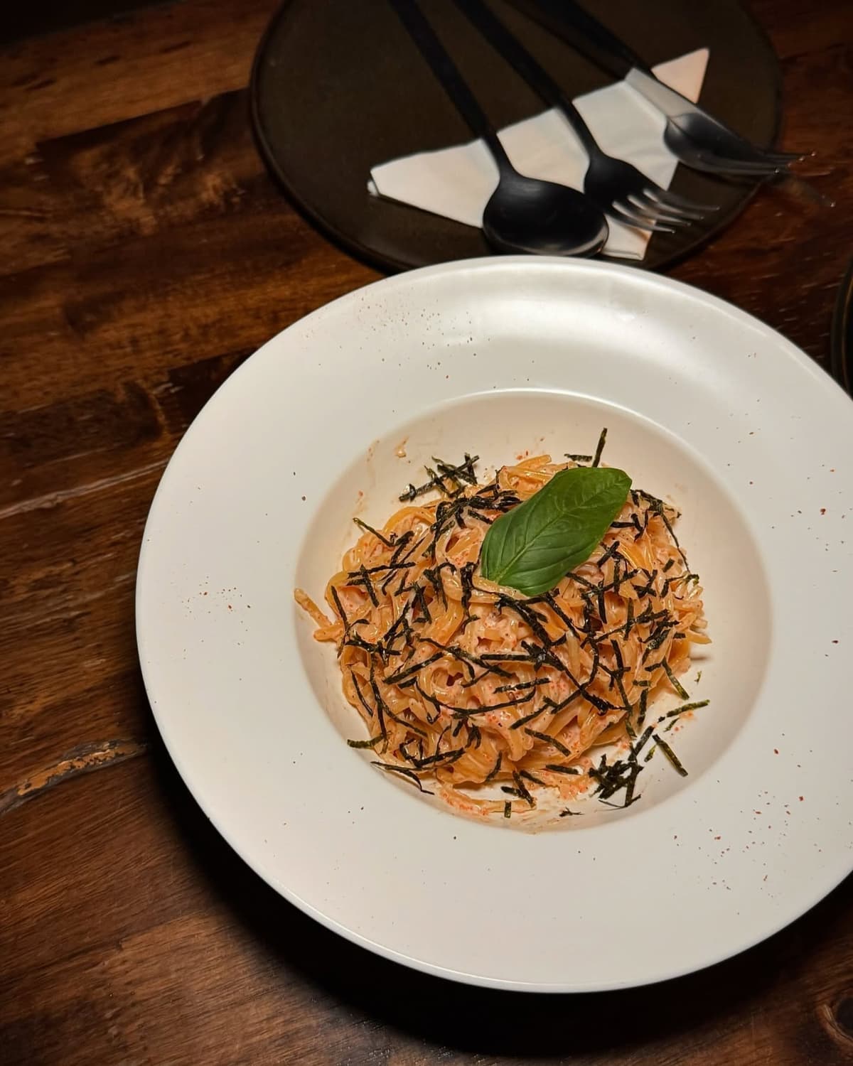 Another Roundで提供される海苔をトッピングしたクリームパスタ