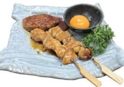 Chicken KAY チキンケイの人気メニューである、卵黄を絡めて楽しむ炭火焼き鳥とつくね