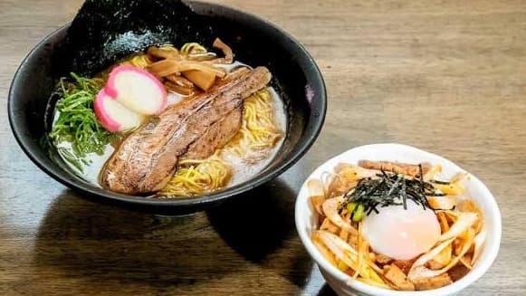Chicken KAY チキンケイの炙りチャーシューが乗ったラーメンとミニ丼