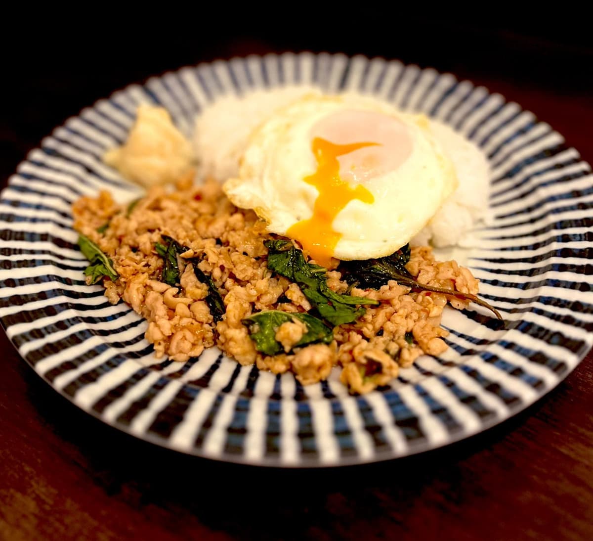 半熟の目玉焼きが乗ったChicken KAY チキンケイの鶏肉のガパオ炒め