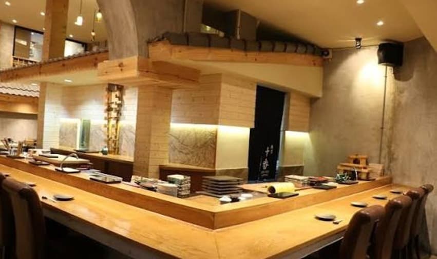 職人の手元を見ながら贅沢なひと時を過ごせる「寿司十番 本店 SUSHI JUBAN Asok Branch」の木製L字型カウンター席
