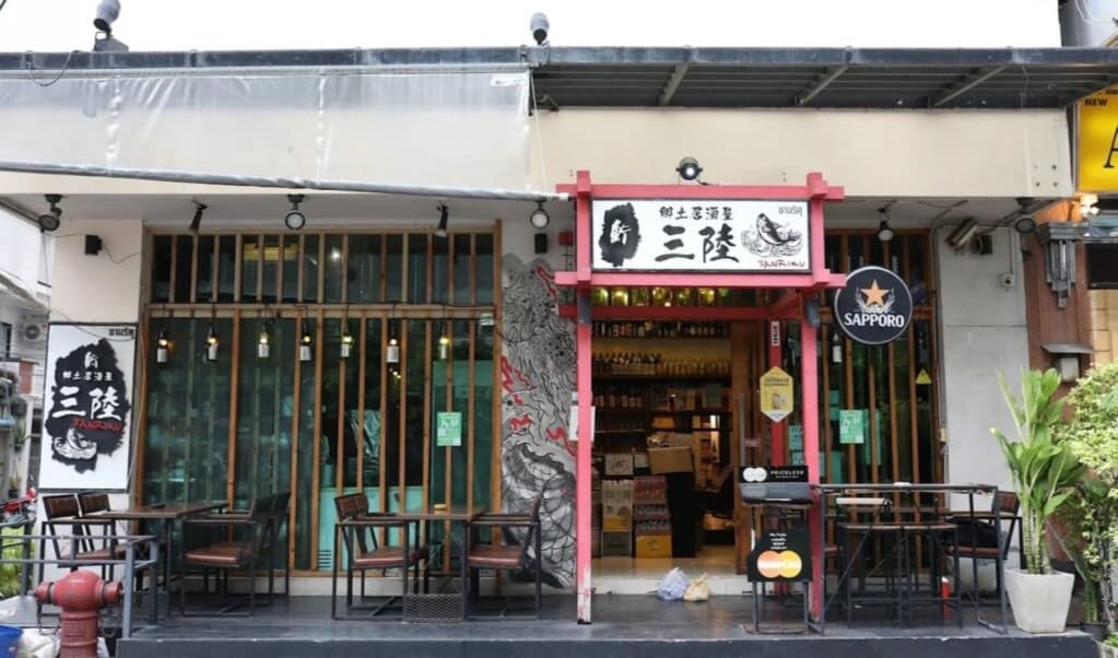 日本の情緒を感じる趣深い「鮨 郷土居酒屋 三陸」の店舗外観とテラス席