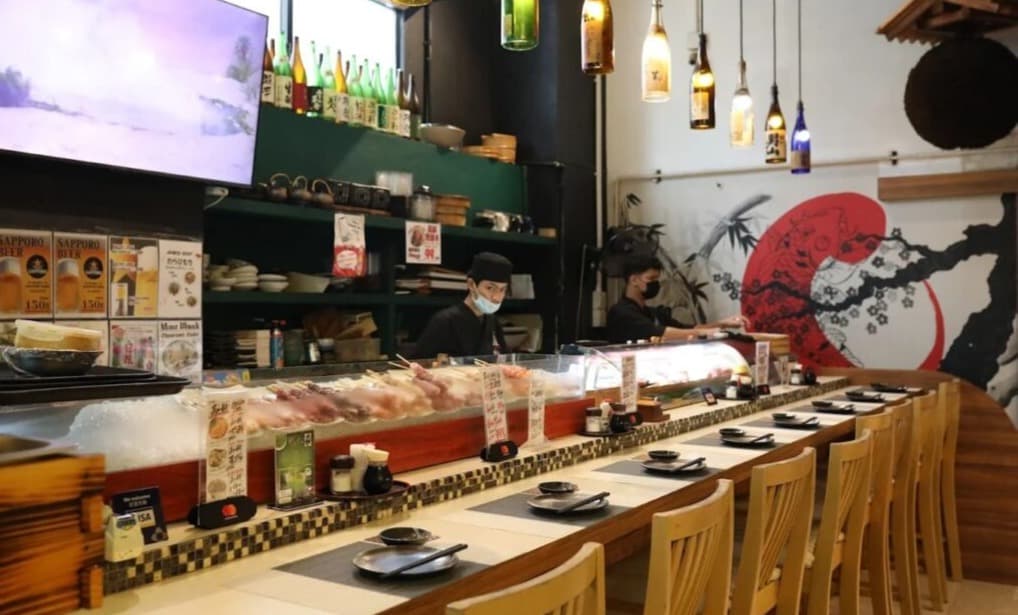 職人の手仕事を目の前に日本酒を楽しめる「鮨 郷土居酒屋 三陸」のカウンター席