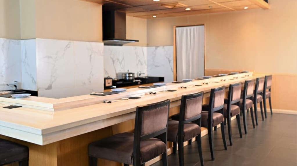 凛とした静寂の中に広がる「鮨 みさき 伸 sushi misaki NOBU」の洗練された白木カウンター席