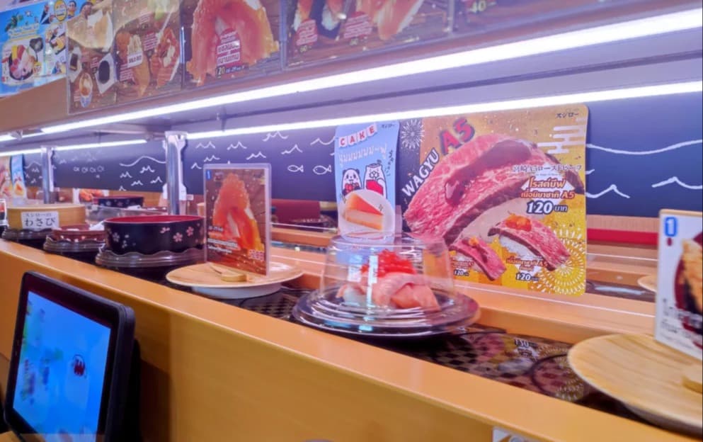 日本語対応の注文タブレットを備えたスシロー オンヌット店のボックス席・回転レーン