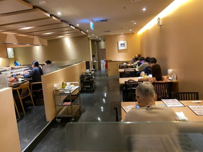 店内:カウンター席とテーブル席を備え幅広いシーンに対応